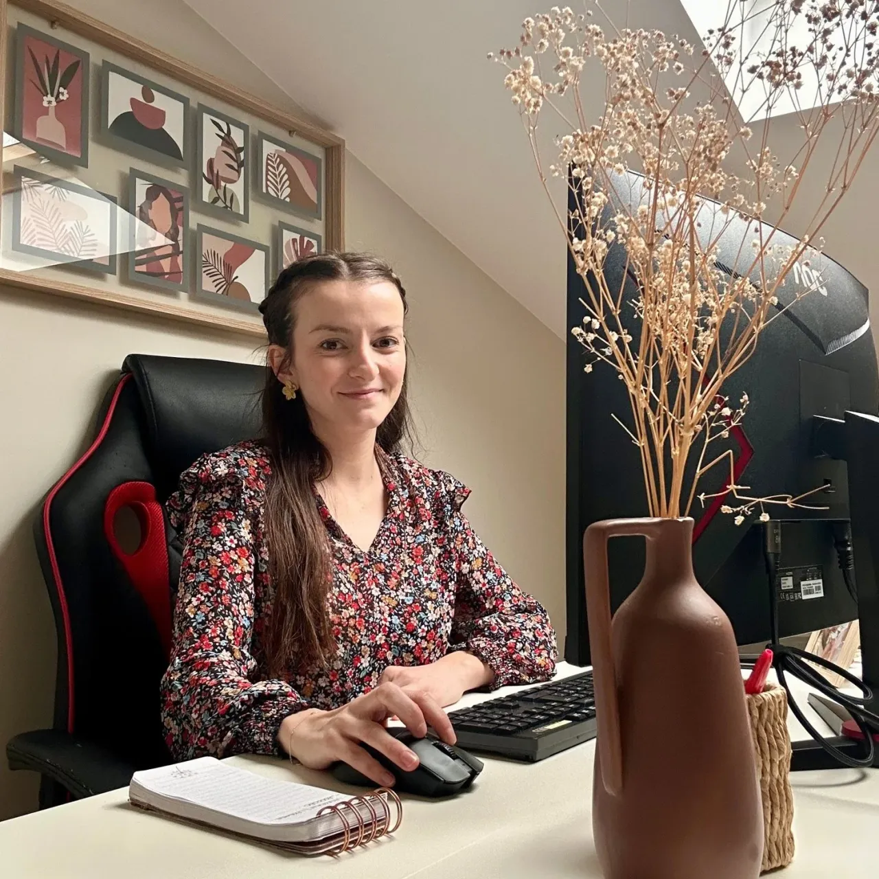 Estelle, décoratrice d'intérieur, à son bureau