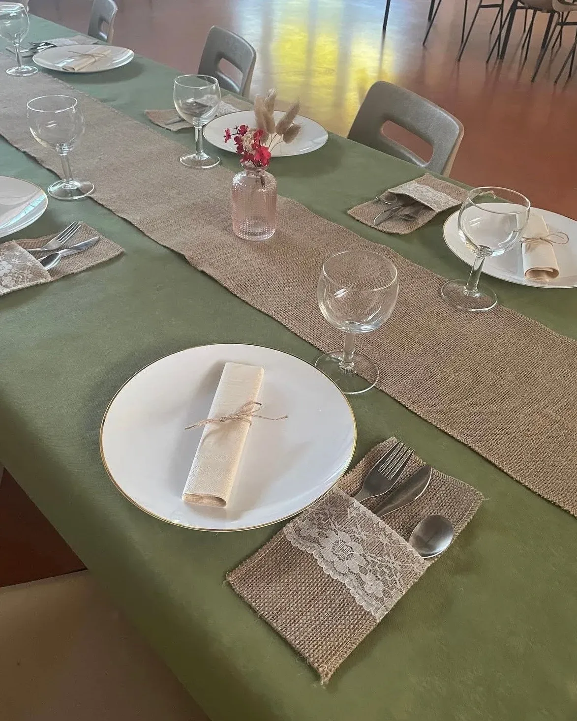 Assiettes, serviettes nouées et pochettes à couverts en jute et dentelle