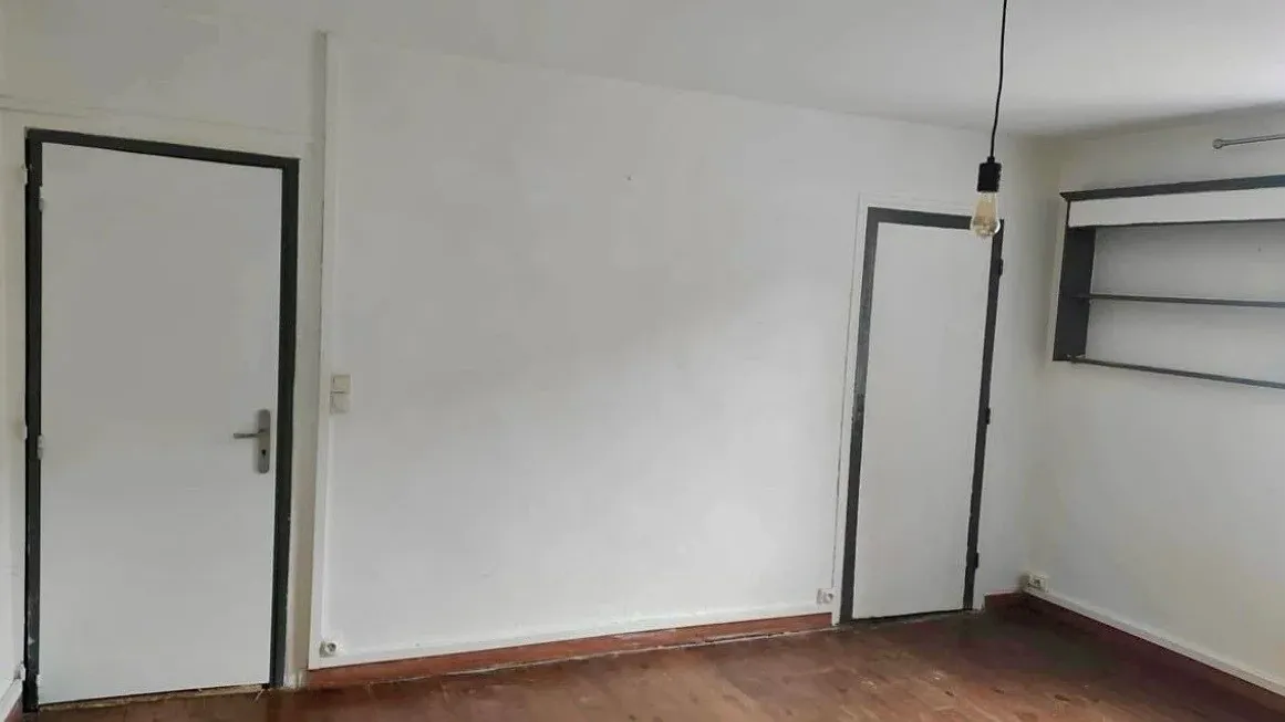 Salon avant : pièce vide aux murs blancs