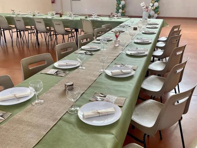 Longue table dressée en vert sauge et toile de jute