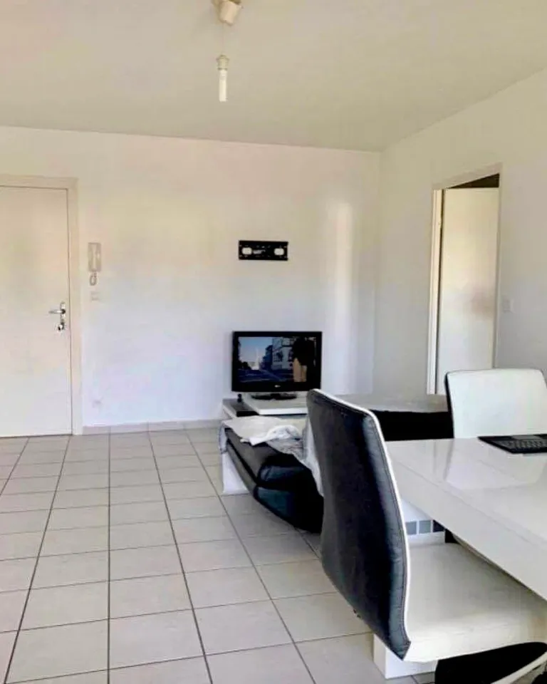 Séjour avant : murs blancs et mobilier noir et blanc